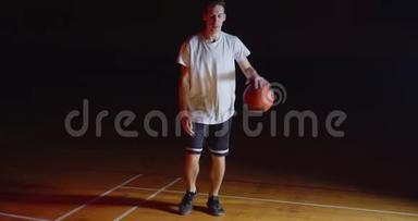 白种人篮球运动员运球专业黑暗相机光线